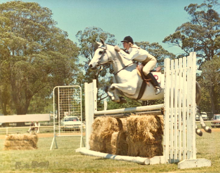 Yvonne Downes jumping 'Tutana'