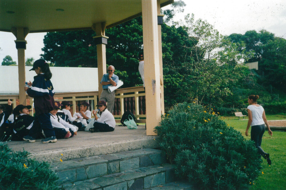 Kevin Gillis speaking to Sule College students at Little Park, Shellharbour 2002