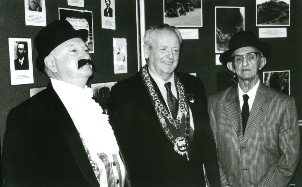 Ron Mumford, Mayor Cec Glenholmes &amp; Lew Stubbs
