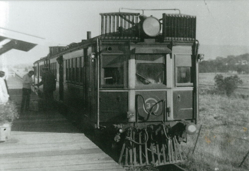 Diesel Railmotor going south from Oak Flats Station