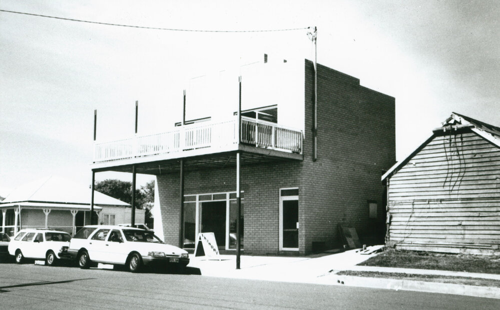 Construction of a laundry building at Shellharbour 1994