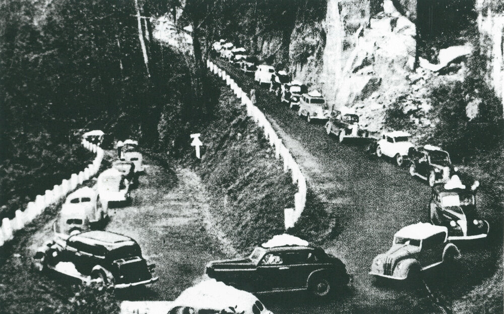 Sightseers driving down Macquarie Pass from Robertson