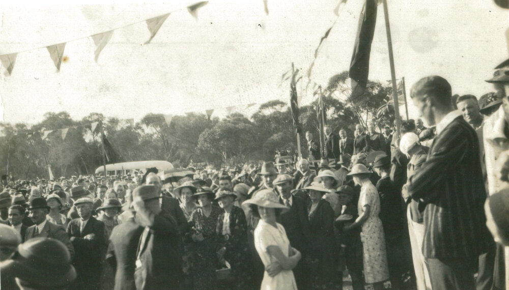 Crowd at the opening of Windang Bridge 1938