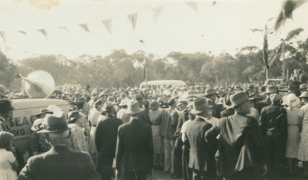 Crowd at the opening of Windang Bridge 1938