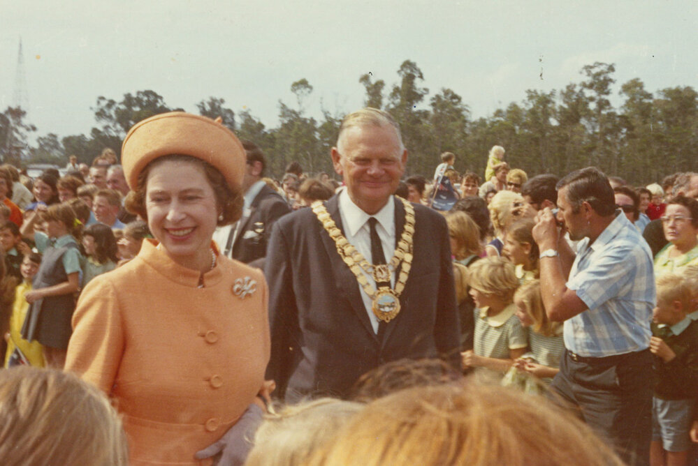 Queen Elizabeth II and Mayor A Beaton at Albion Park Aierodrome