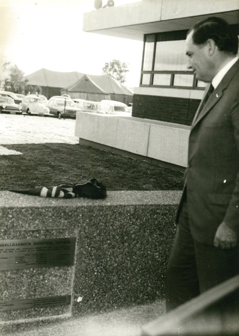 Hon T L Lewis unveiling the plaque at the opening of Shellharbour Council  Chambers, Warilla