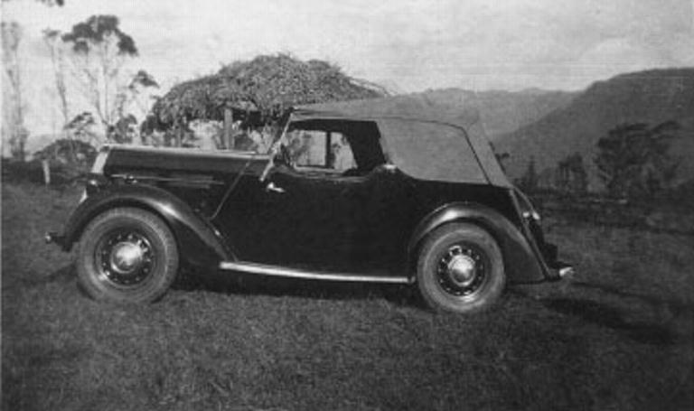 A Morris Tourer car parked at the top of Macquarie Pass