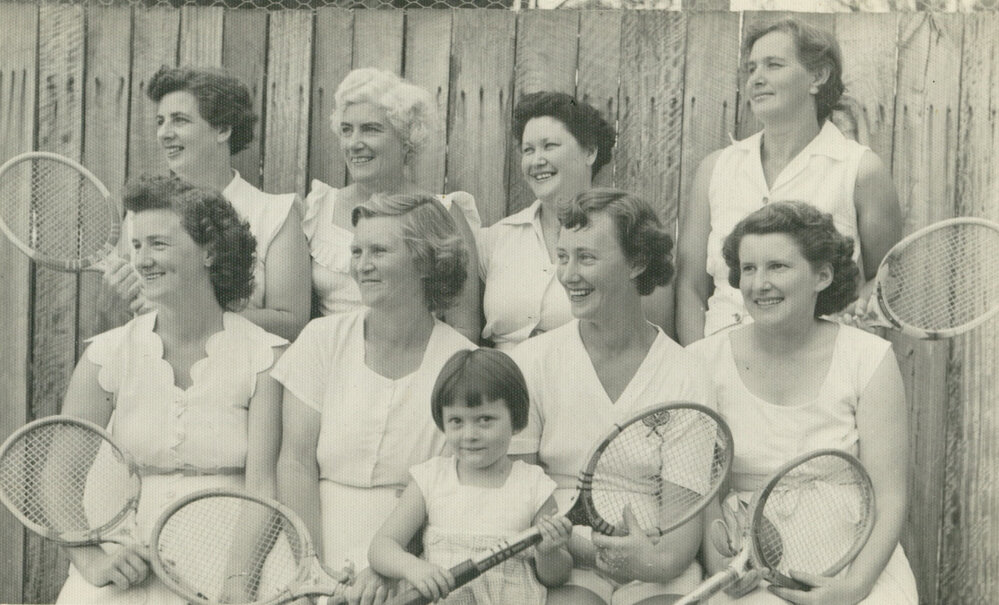 Albion Park social tennis players at Murray's Tennis Courts
