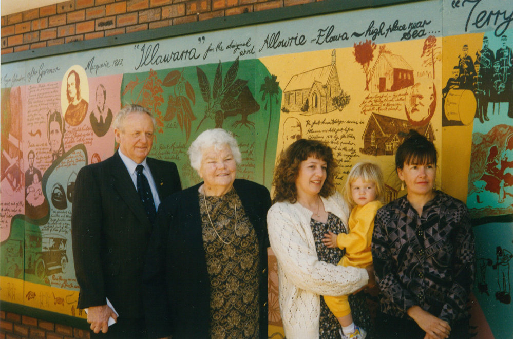 Mayor Cec Glenholmes, Lorna Brown, Merrilyn and Cassie Steel, and Artist Tori de Mestre