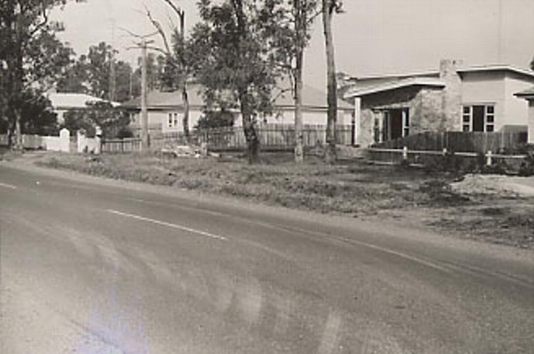 Houses beside the Princes Highway, Albion Park Rail