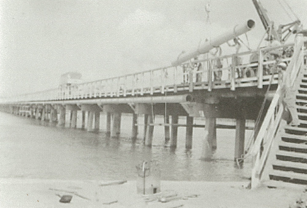Installing the water main across Windang Bridge