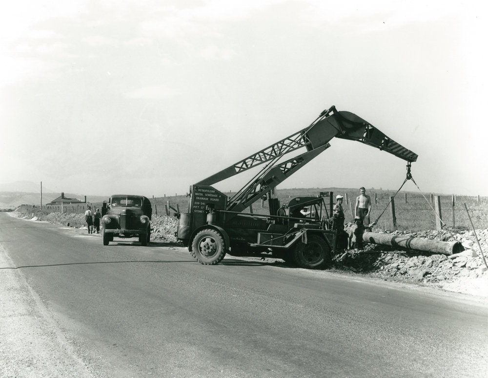 Laying the water pipes to Albion Park 1955