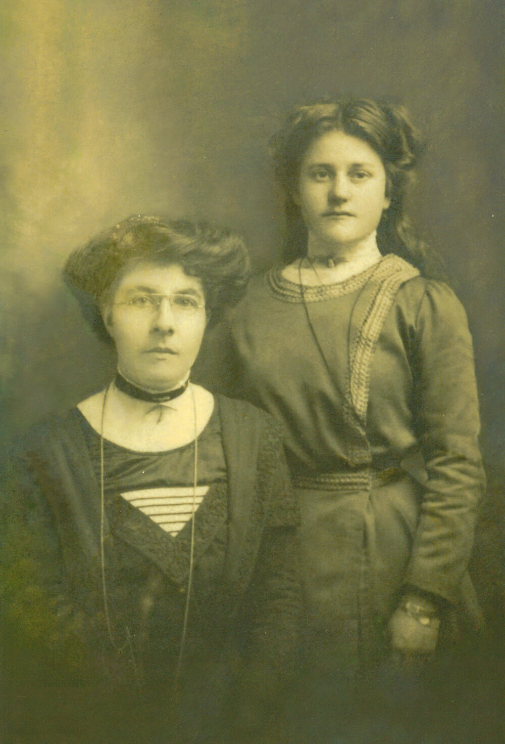Evelyn Mary 'Polly' Brewster with an unidentified girl, possibly one of her music pupils