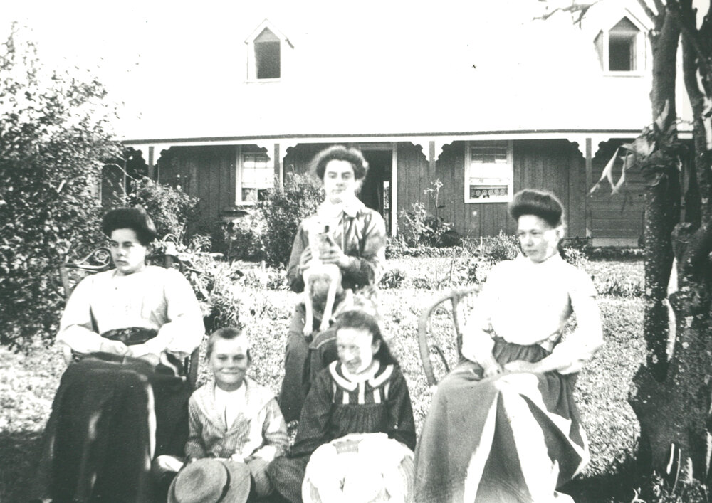 The Dunster family at 'The Hill', Shellharbour