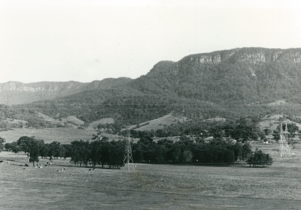 Macquarie Pass &amp; Johnston's Spur from Marshall Mount 1984