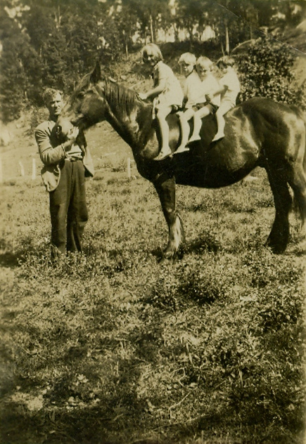 Ackroyd Children on Nugget the Horse