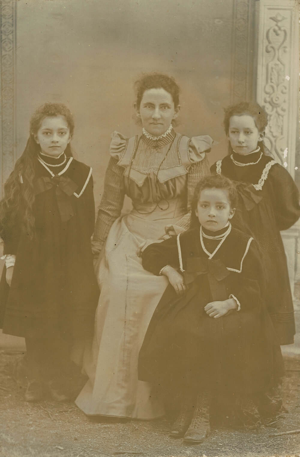 Mary Ann (Polly) Arnold withe Nieces Miriam, Jenefer and Eva James