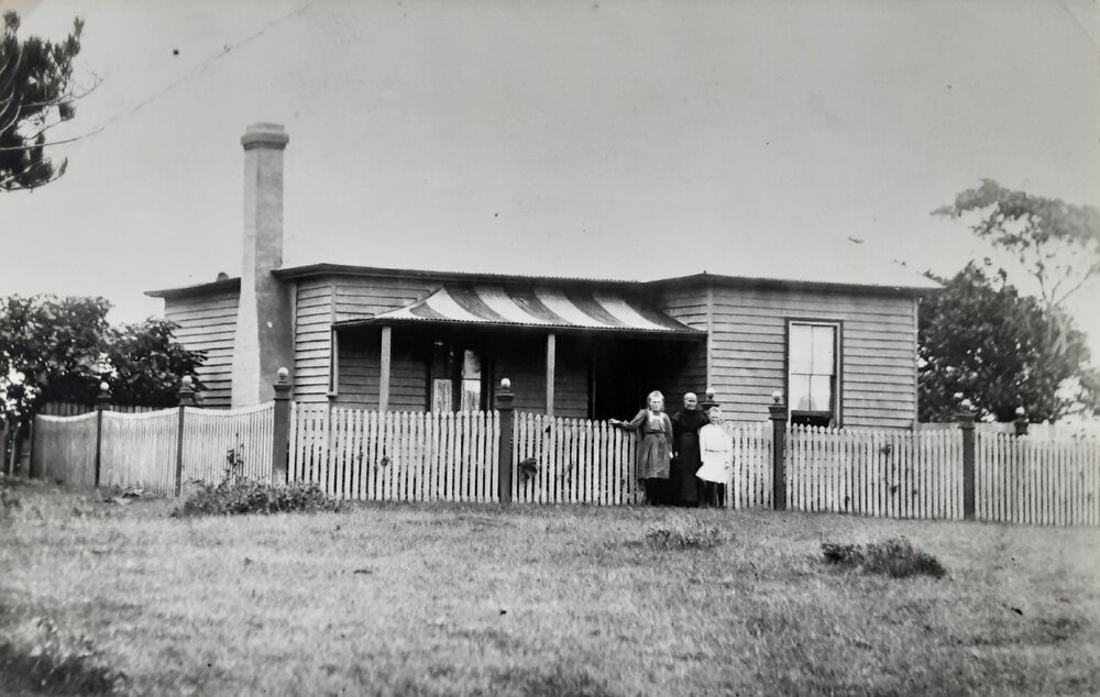 Margaret 'Maggie' Elizabeth Stewart and Nieces at Shellharbour