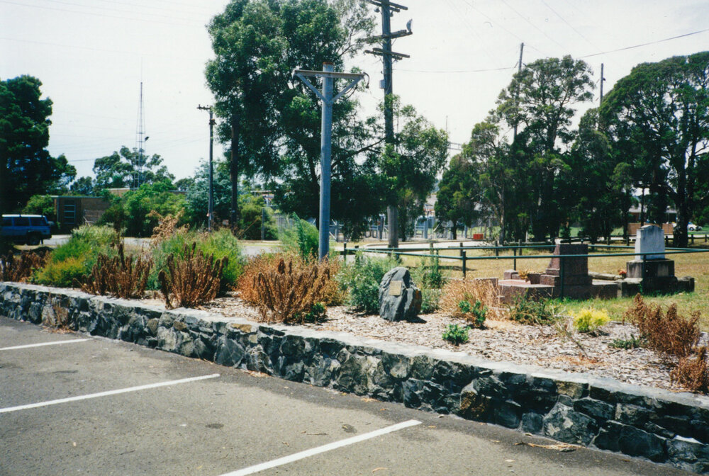 Stone wall at Albion Park Pioneer Cemetery