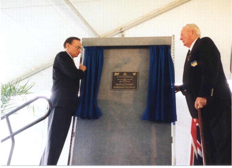 Premier Bob Carr opening Shellharbour City Centre