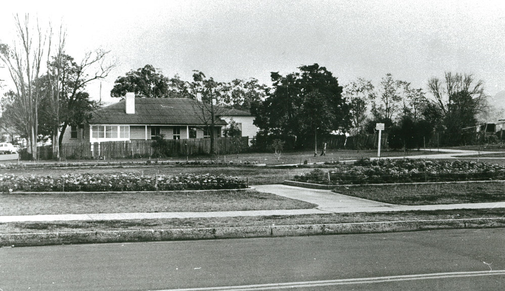 L R Mood Park and former ESA Bank Manager's Residence, Albion Park