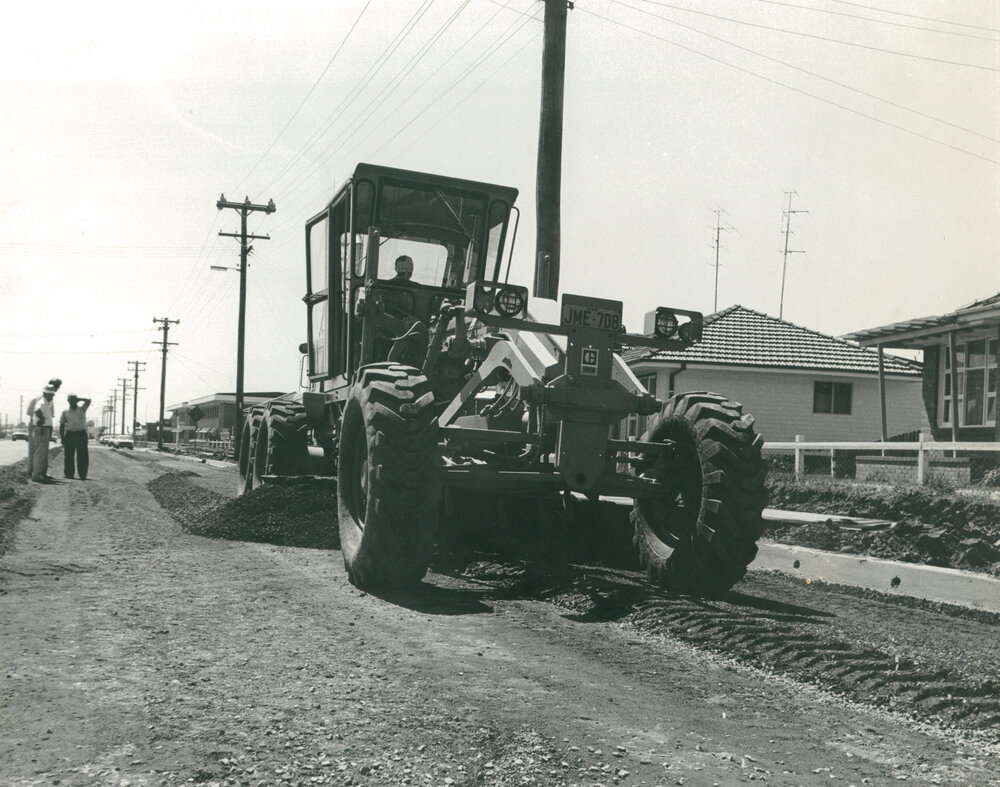 Widening Lake Entrance Road, Warilla 1979