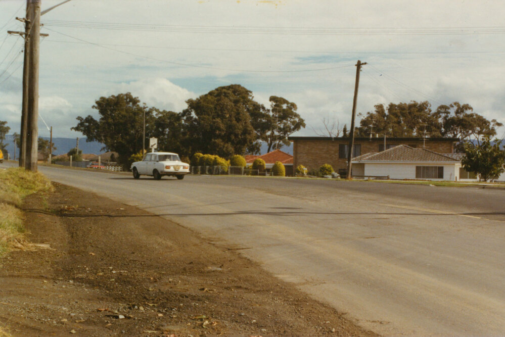 Looking west along old Lake Entrance Road 1982