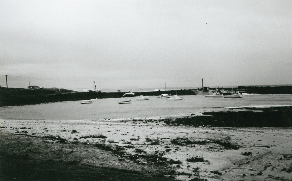 Boat on the rocks after rough seas at Shellharbour 1988