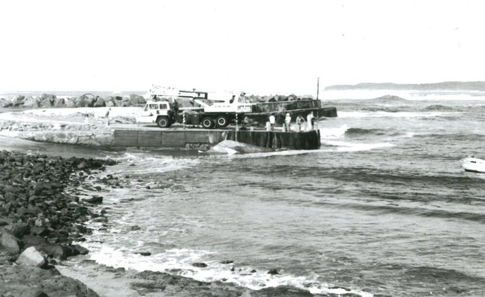 Damaged boat at Shellharbour 1988