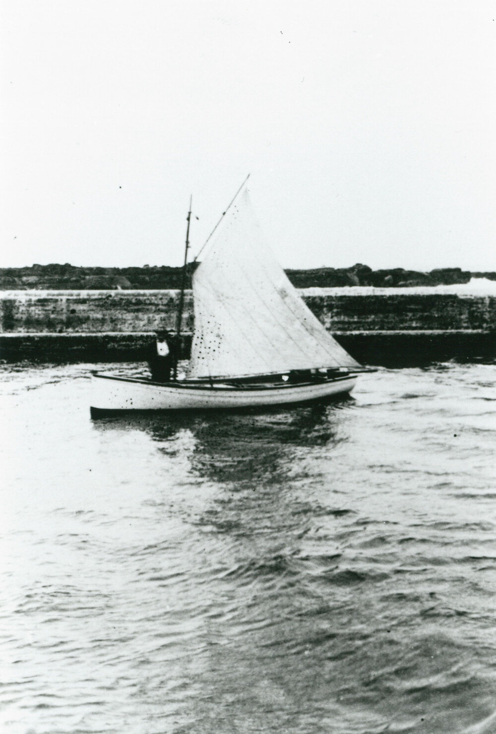Herbert Hockey sailing into Shellharbour Harbour on &lsquo;Jack&rsquo;
