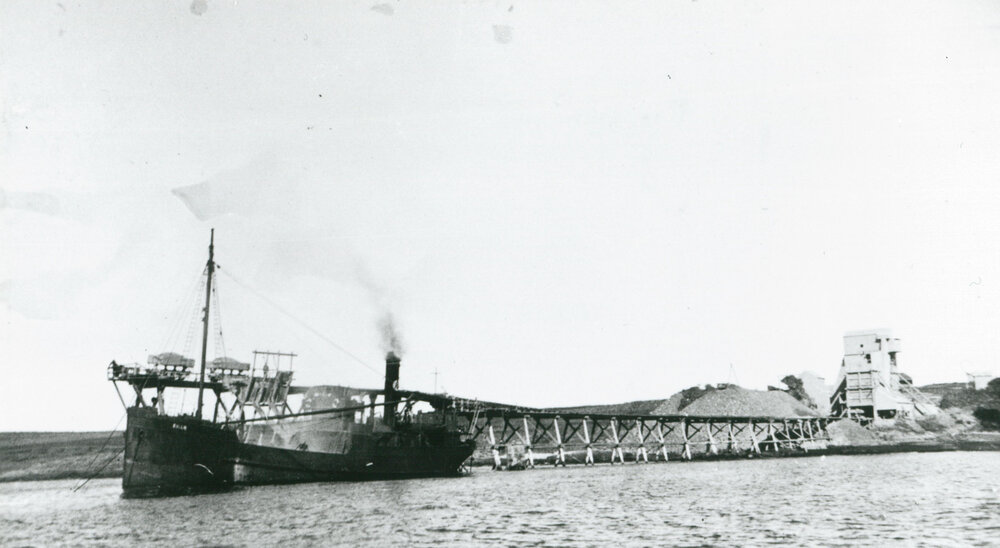 Loading metal on the ss &lsquo;Dellie&rsquo; at Bass Point
