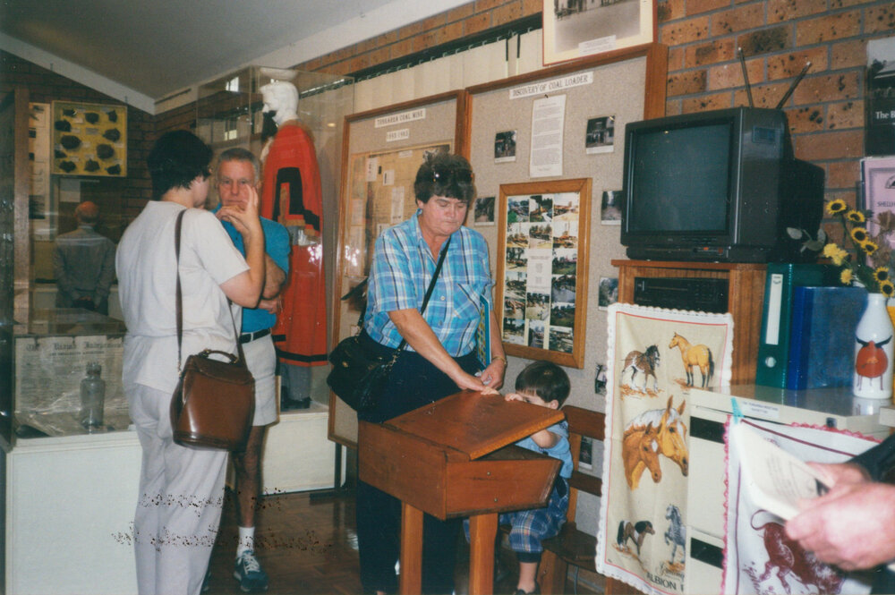Harris, Claude with Tanya De Santi, Bev and Sam De Santi at Tongarra Museum
