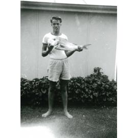Paul Hockey holding an 8lb Schnapper