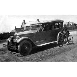 Frank Crew and family in their Buick car