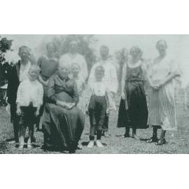 Frank and Sophie Riley (nee Thomas) and Family