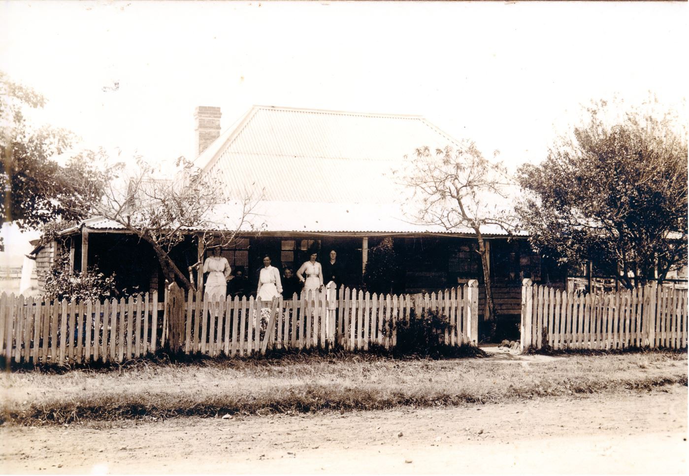 Wilson family home, Tongarra Road, Albion Park c.1910. Photo with thanks to Alan 'Curly' Wilson.